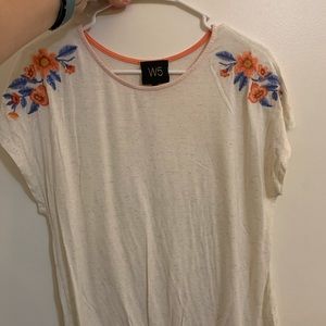 Flower shoulder shirt
